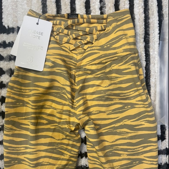 Bombshell Sportswear sexy back leggings in honey gold size MEDIUM NWT - Picture 6 of 7